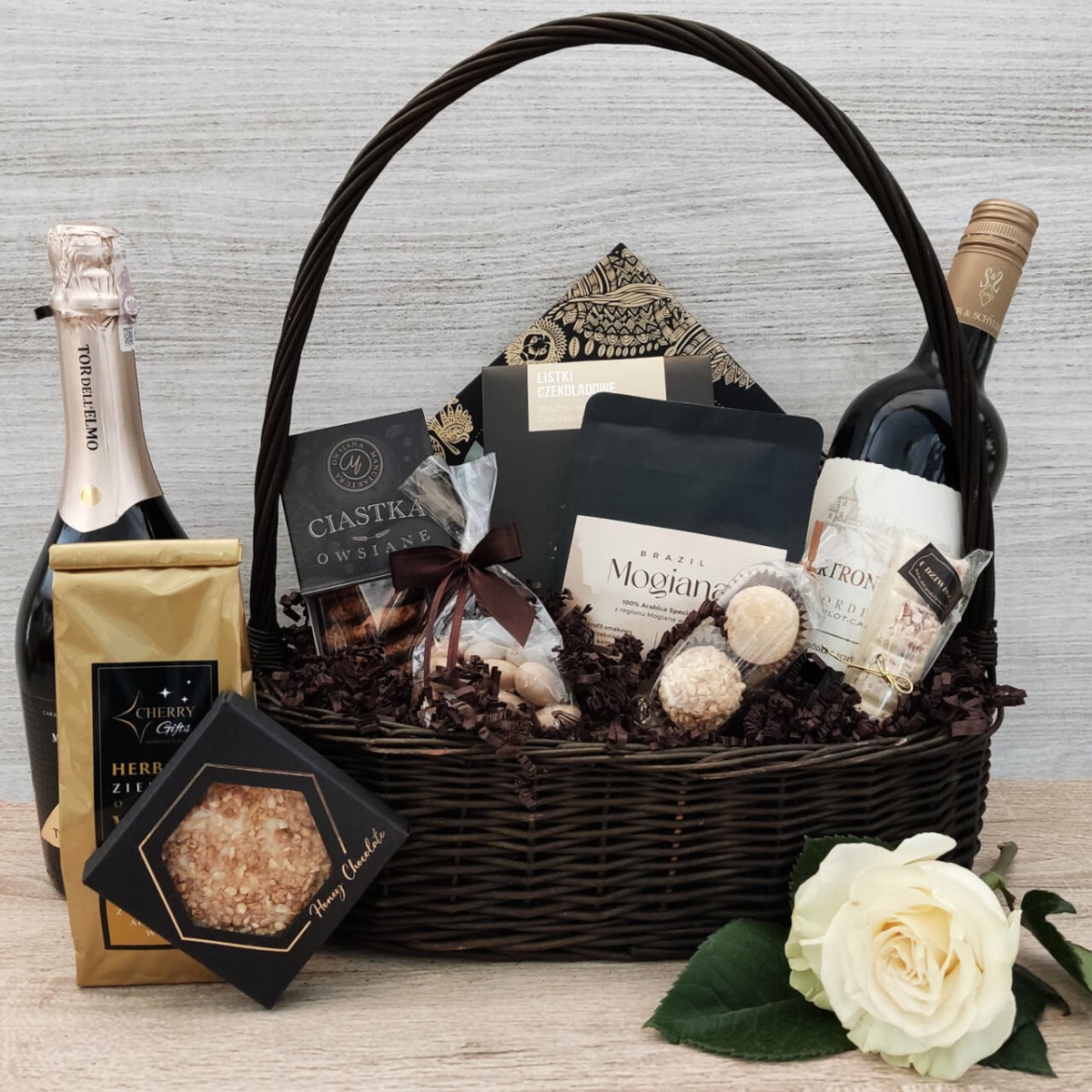 Włosko-francuski akcent w eleganckim koszu prezentowym