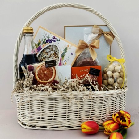 Wielkanocny kosz prezentowy