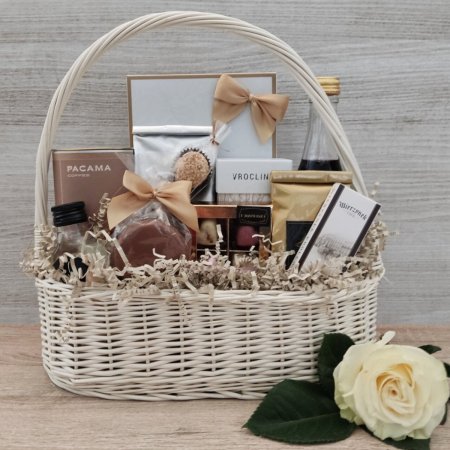 Kosz prezentowy wysmakowany ze słodyczami