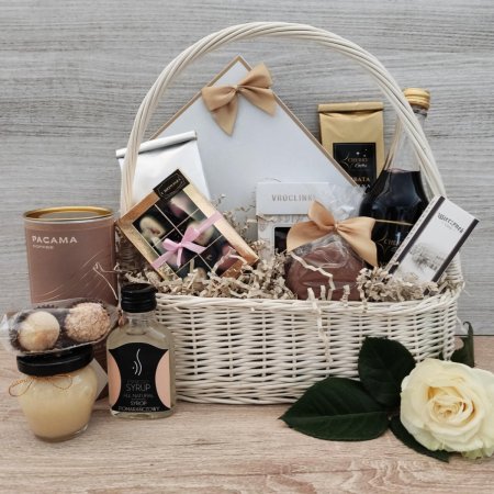 Kosz prezentowy wysmakowany ze słodyczami