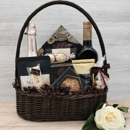 Włosko-francuski akcent w eleganckim koszu prezentowym