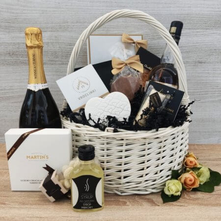 Piękny kosz prezentowy dla nowożeńców