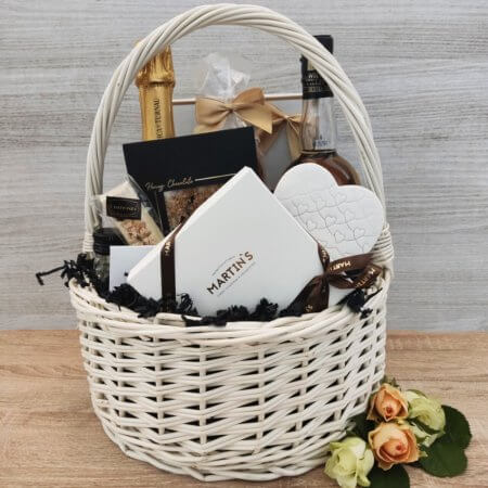 Piękny kosz prezentowy dla nowożeńców